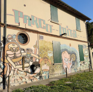 la facciata di casa mita con i graffiti